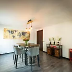 L'endroit By La Reine Center *