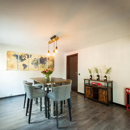 L'endroit By La Reine Center *